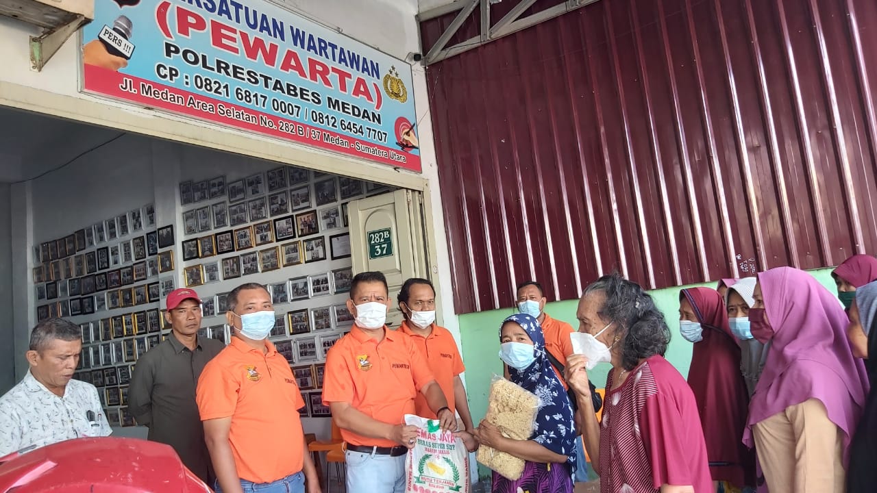 Jumat Barokah, Ketua Pewarta Bantu Puluhan Kaum Duafa dan Juru Parkir