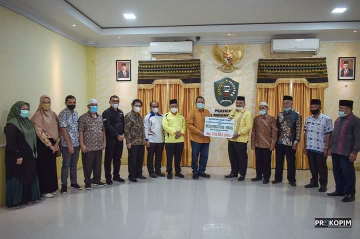 Wali Kota Irsan Efendi Nasution Serahkan bantuan zakat kepada panitia pembangunan Masjid Musafir Al - Ikhlas sebesar Rp. 139.847.500.