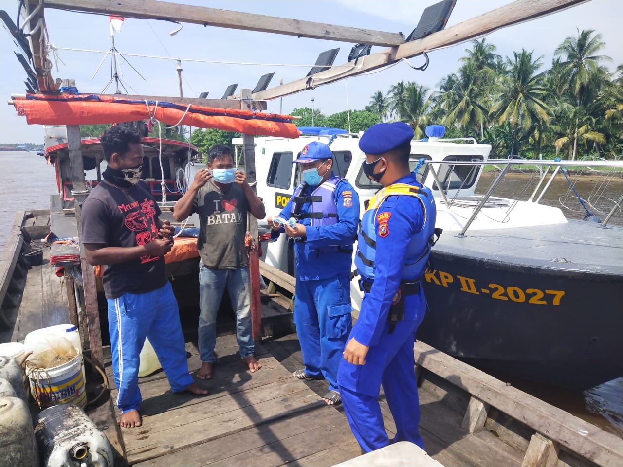 Team Regu II Sat Pol Airud Polres Tanjung Balai Sosialisasi Prokes dan Polmas Perairan Selama 1 x 12 Jam