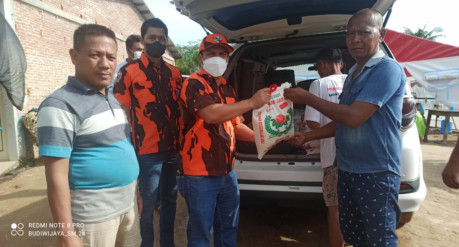 Ringankan Beban Masyarakat Korban Banjir, PAC PP Sei Rampah Berikan Bantuan Beras