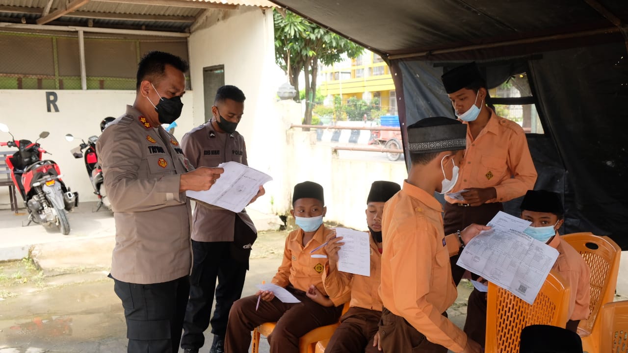 Kapolres Tanjung Balai Meninjau Pelaksanaan Vaksinasi Covid-19 di Gerai Vaksinasi Presisi