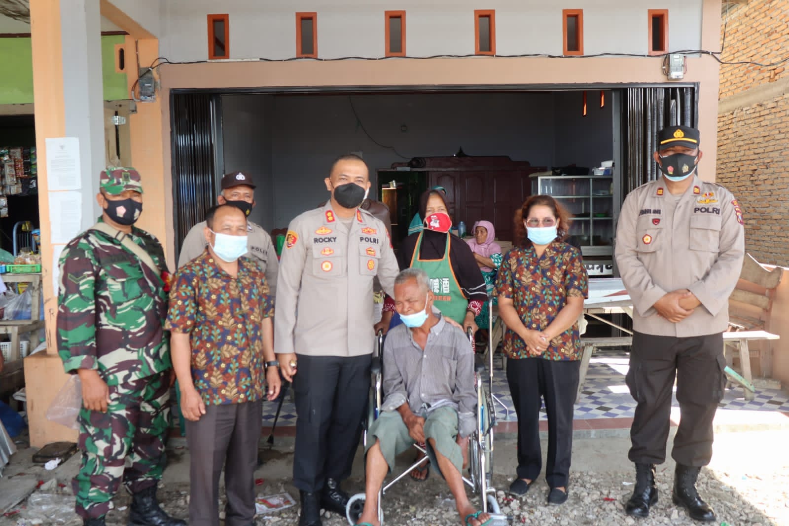 Kapolres Pakpak Bharat AKBP RockyÂ  H.Marpaung Serahkan Bantuan Kursi Roda Kepada Masyarakat Derita Sakit Stroke