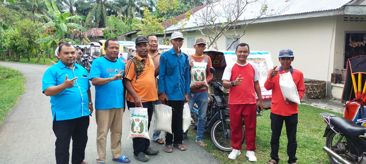 Khairul Anwar Center Bergelora Diprakasai Somiran Noel Bagikan Sembako Pada Abang Becak