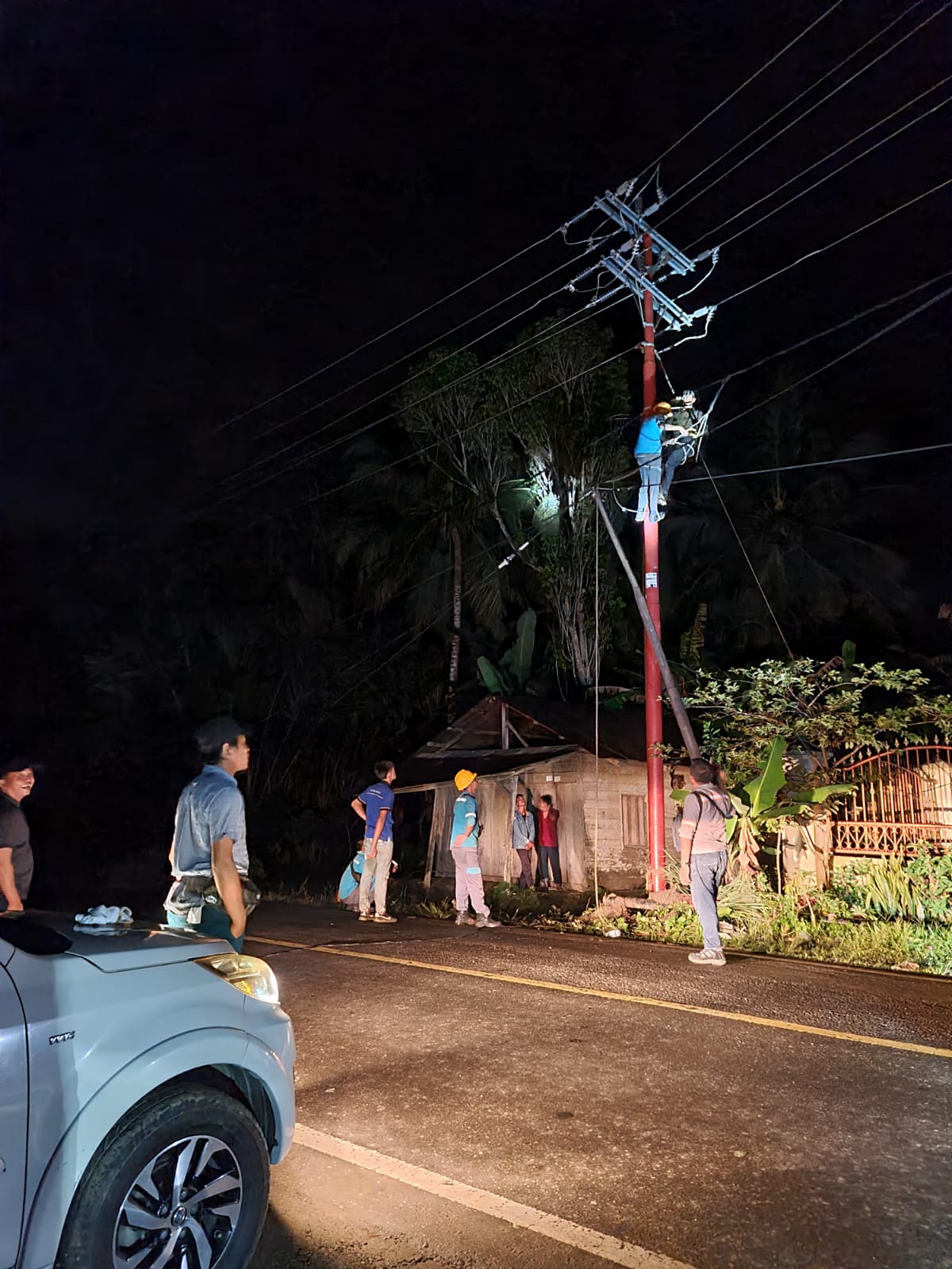 Waspadai Cuaca Ekstrem di Nias, Bila ada Pohon Mendekati Jaringan Listrik Segera Lapor ke PLN