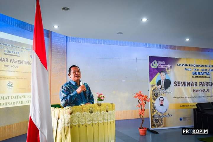 Wali Kota Padangsidimpuan Irsan Efendi Nasution membuka Seminar parenting ke-17
