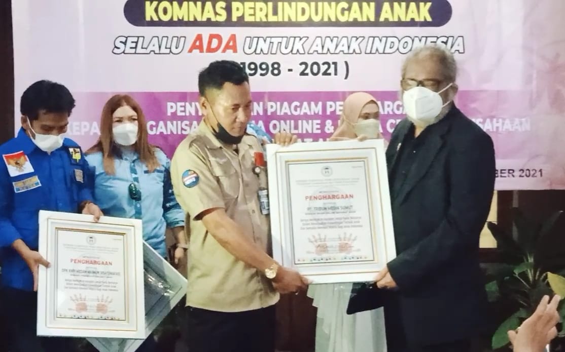 PT.Tribun MEDIA Sumut,Trima Piagam Penghargaan Dari Tokoh Nasional Komnas Perlindungan Anak.
