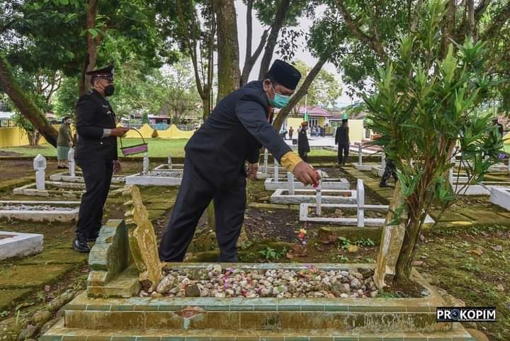 Forkopimda Kota Padangsidimpuan Upacara Ziarah di Taman Makam Pahlawan