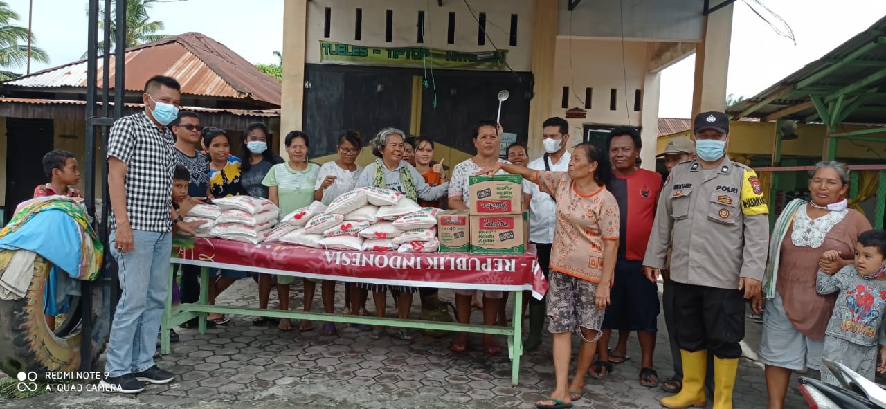 Peduli Korban Banjir di Sei Rampah, Wartawan Unit Pemkab Sergai Berikan Bantuan Beras
