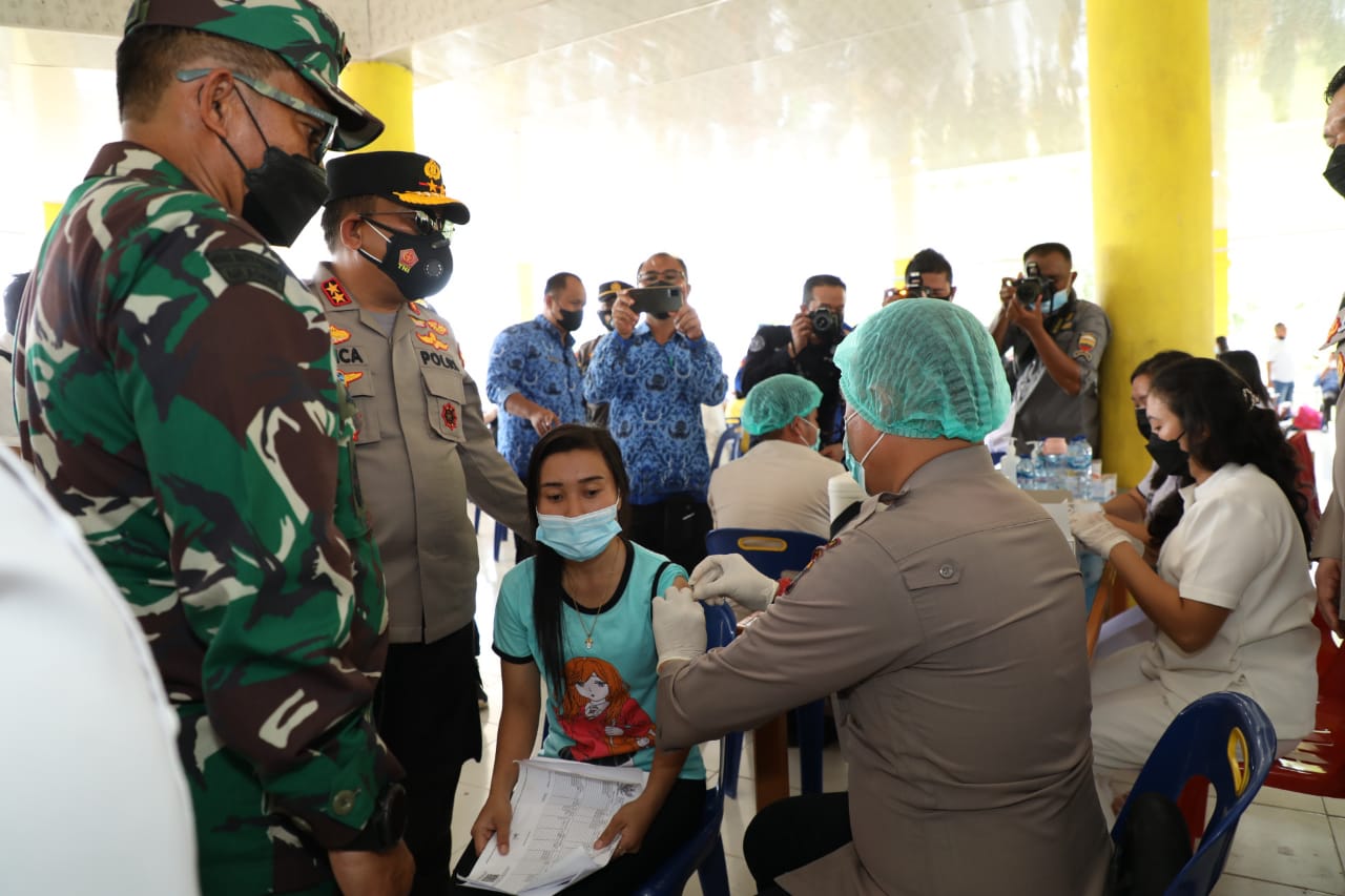 Hari Pahlawan, Kapoldasu dan Pangdam I/BB Sebar Ribuan Vaksin di Pulau Nias