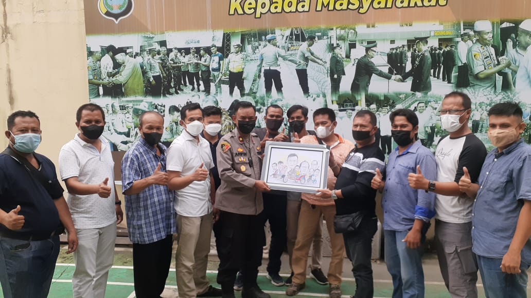 Hari Terakhir Bertugas Sebagai Kapolsek Medan Timur, Kompol Mhd Arifin Terima Cendramata