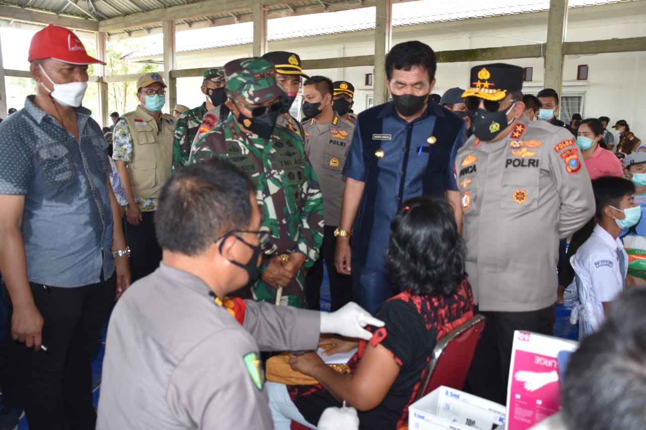 Pangdam I/BB dan Kapoldasu Tinjau Vaksinasi Massal di Nias Barat