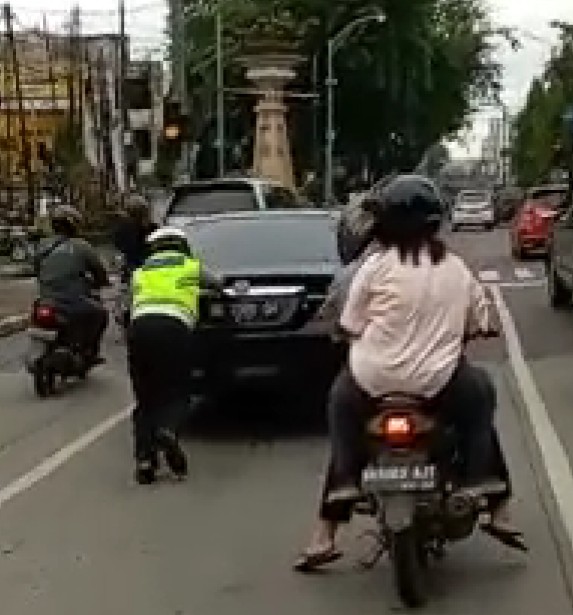 Bersikap Humanis, Personel Lantas Polsek Medan Kota Dorong Mobil Mogok