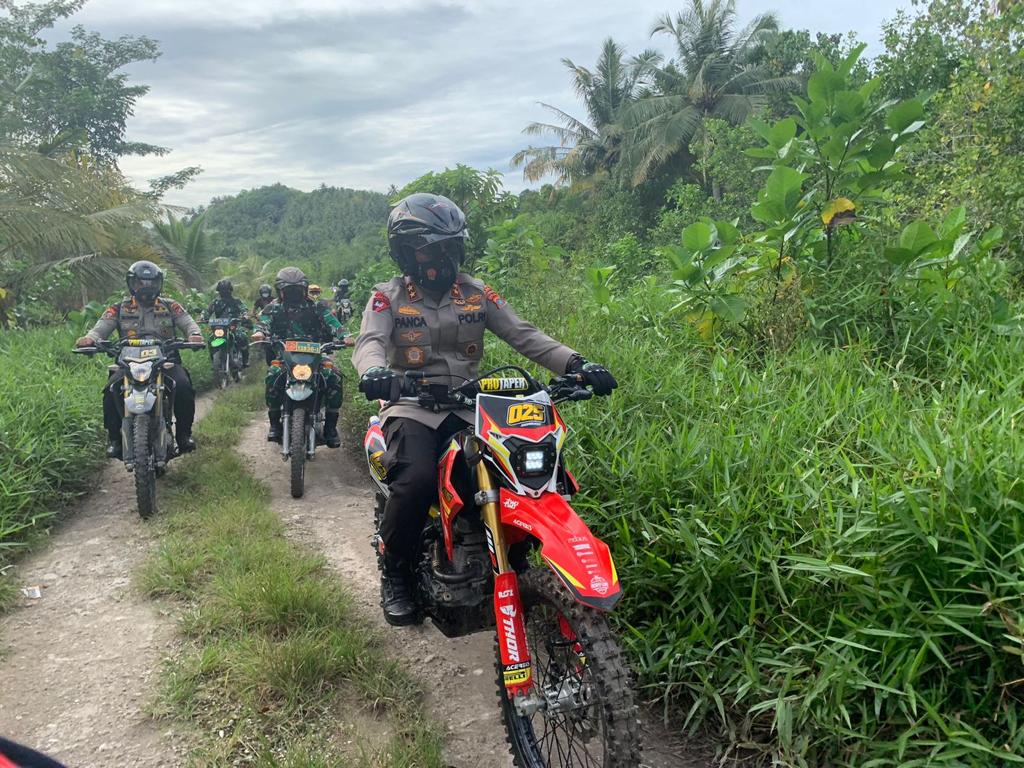 Pangdam I/BB Bersama Kapoldasu Naik Sepeda Motor Tinjau Serbuan Vaksinasi ke Pelosok Desa