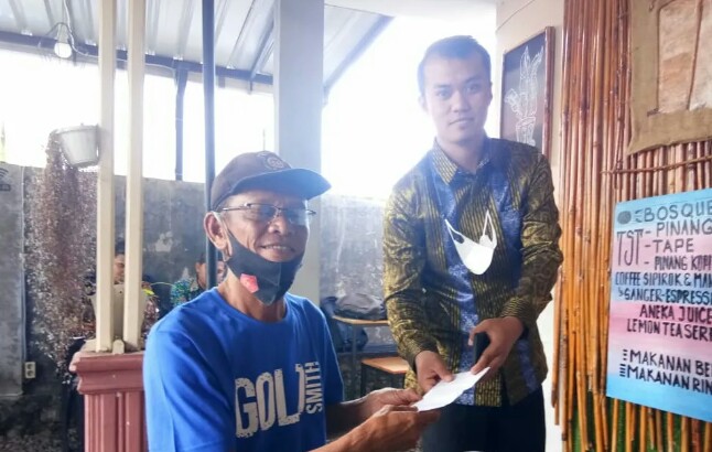 BUPATI TAPSEL DOLLY P PASARIBU SALURKAN BANTUAN KEPADA SUHUT GULTOM WARTAWAN KORBAN RUMAHNYA KEBAKARAN
