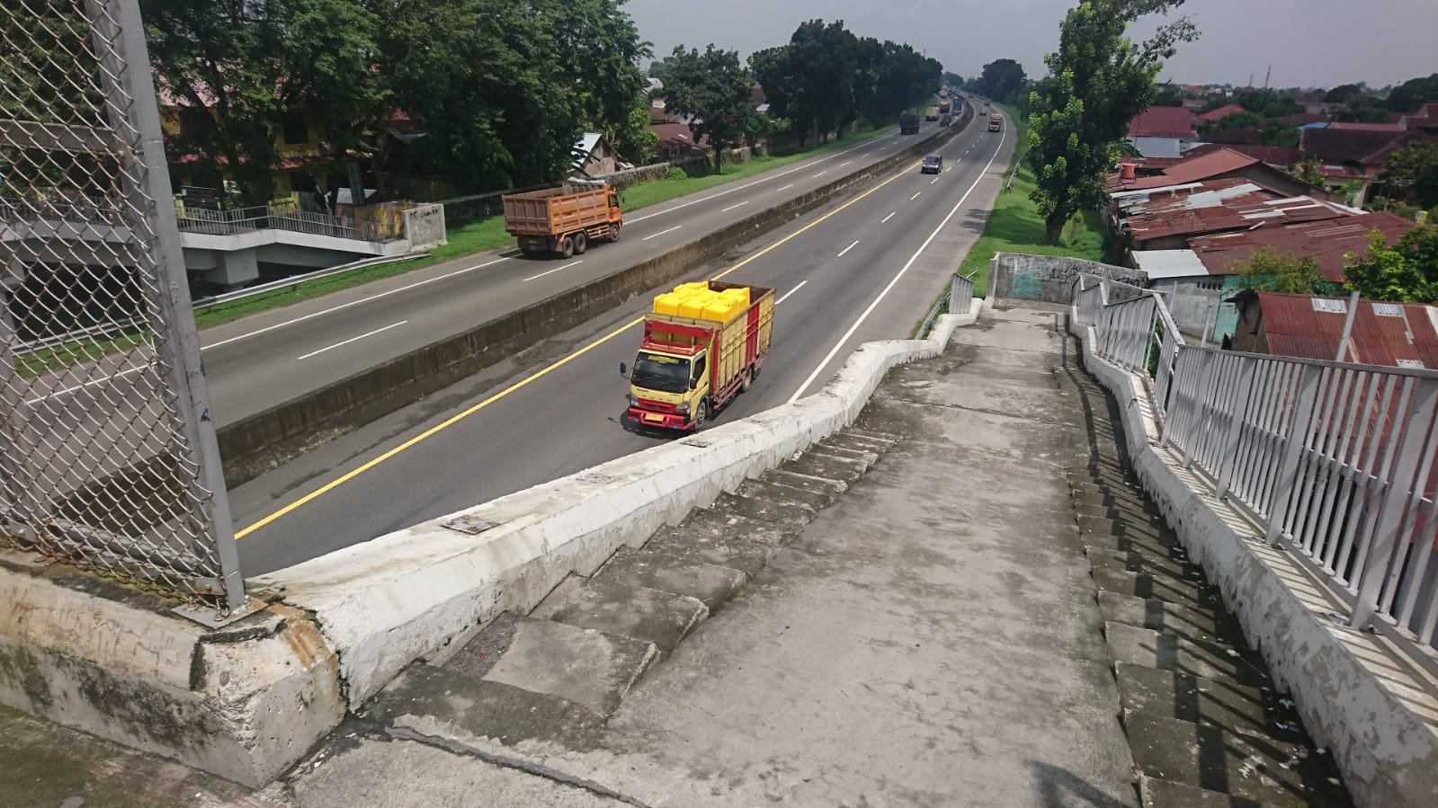 Kawanan Maling Bongkar Besi Jembatan Penghubung Diatas TOL Kawasan PIK ke Jermal XV
