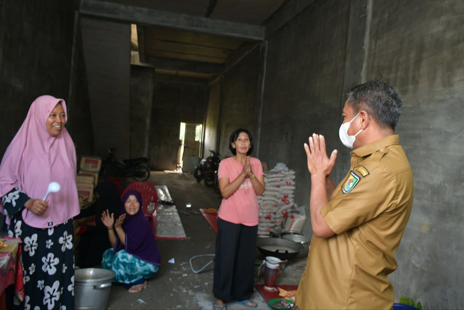 Sebelum Ngantor, Bupati Darma Wijaya Kembali Bagikan Sembako ke Posko Pengungsian