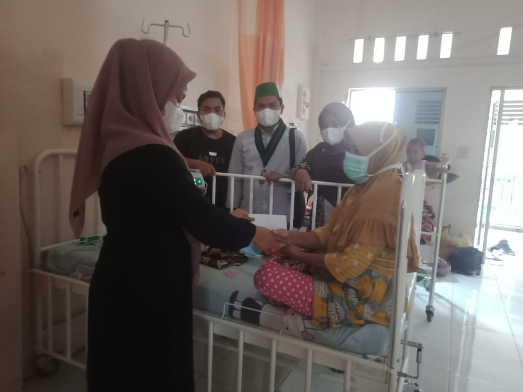 HMI Cabang Padang Lawas Serahkan Bantuan Donasi kepada Keluarga Penderita Gizi Buruk