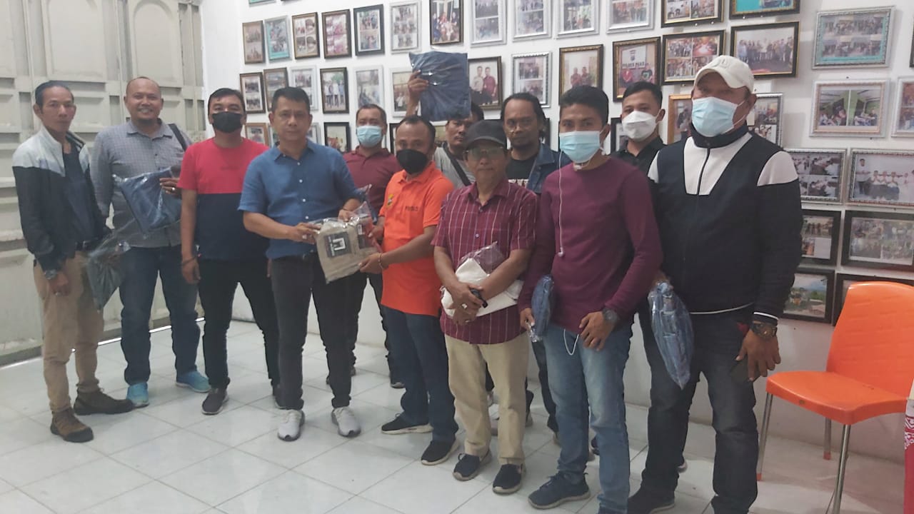Ketua Pewarta Berikan Buah Tangan dari Semarang Kepada Anggota