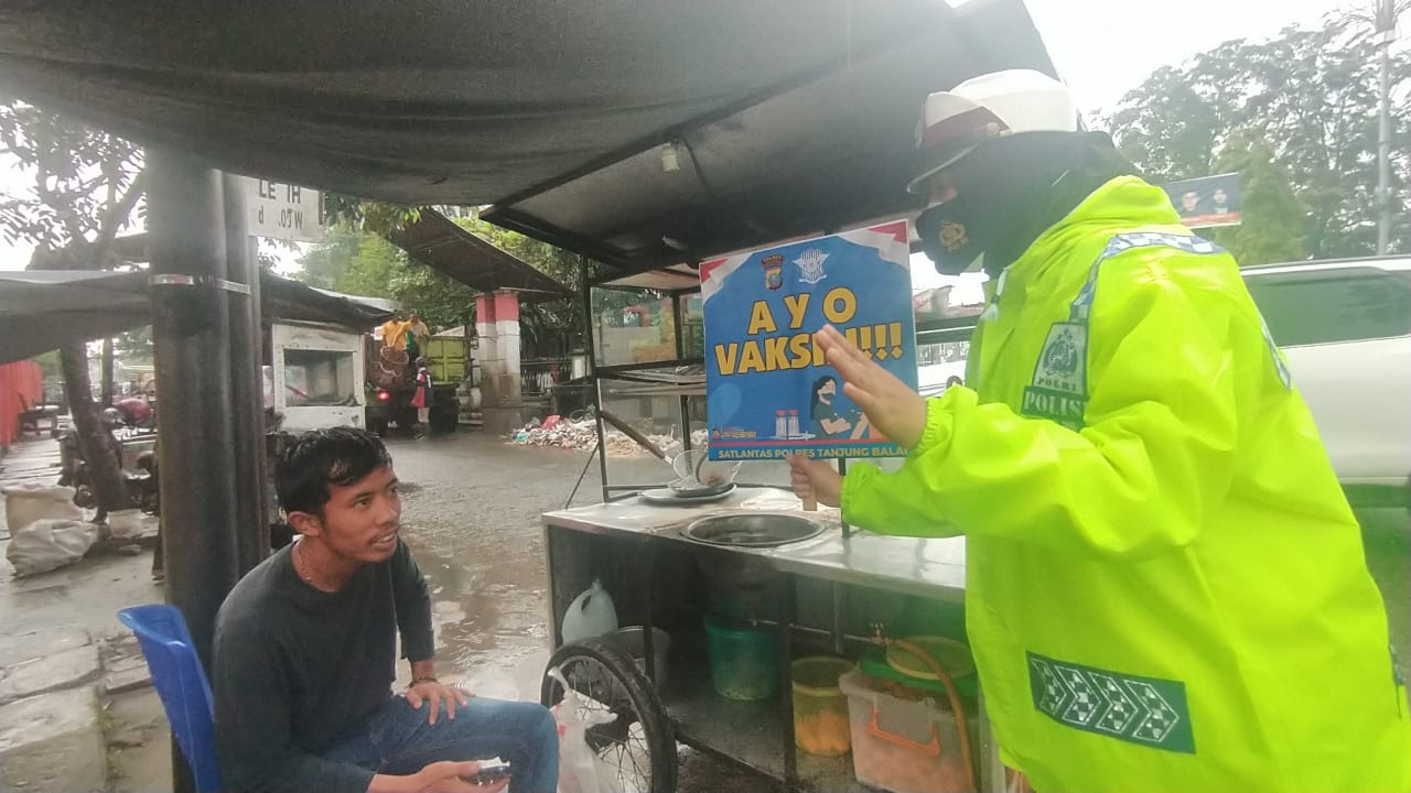 Ops Zebra Toba 2021, Sat Lantas Polres Tanjuntg Balai Himbau Warga Laksanakan Vaksin Cegah Covid-19