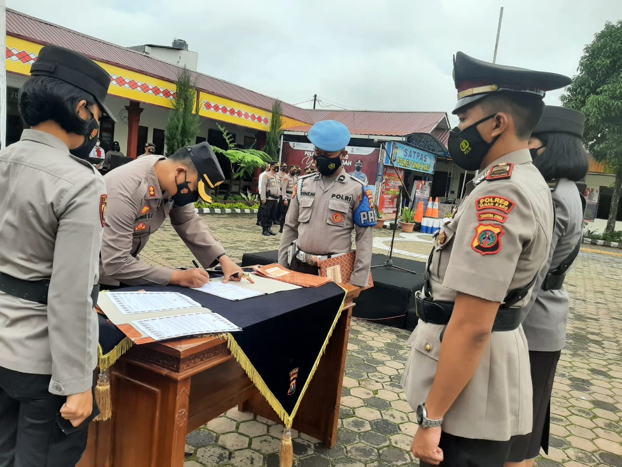 Kapolres Tanah Karo AKBP Yustinus Setyo SH, S.I.K Pimpin Upacara Serah Terima Jabatan 2 Kasat, 1 Kabag Dan 2 Kapolsek.
