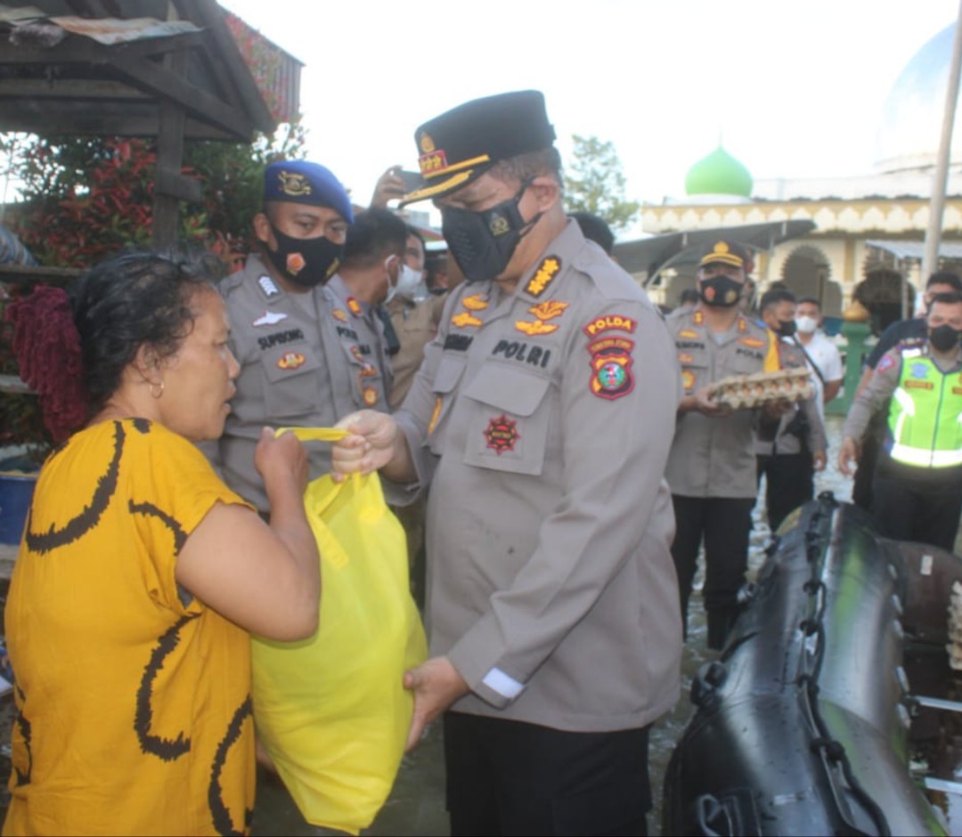 Irwasda Polda Sumut dan Polres Sergai Bantu Korban Banjir
