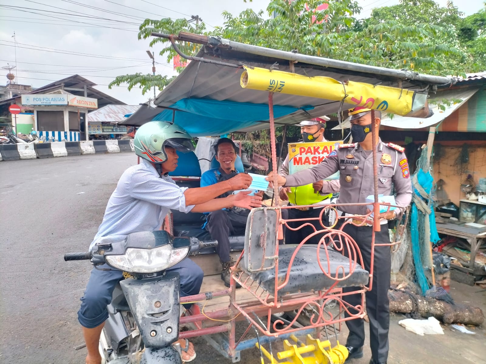 Sat Lantas Polres Tanjung Balai Bagikan Masker Cegah Covid-19