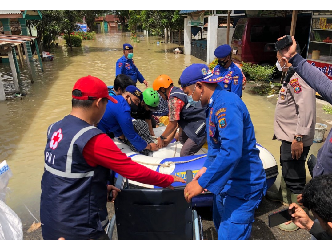 Polda Sumut Membantu  Evakuasi Warga Korban Banjir di Serdang Bedagai.
