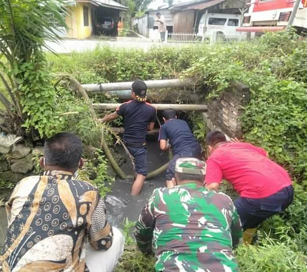 Cepat Tanggap Dalam Mengantisipasi Banjir, Camat Bilah Hilir Membersihkan Gorong-gorong di Kota Negeri Lama