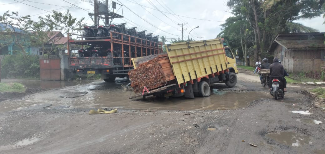 Jalan Provinsi Bentuk Kubangan Kerbau, Kenderaan Kandas