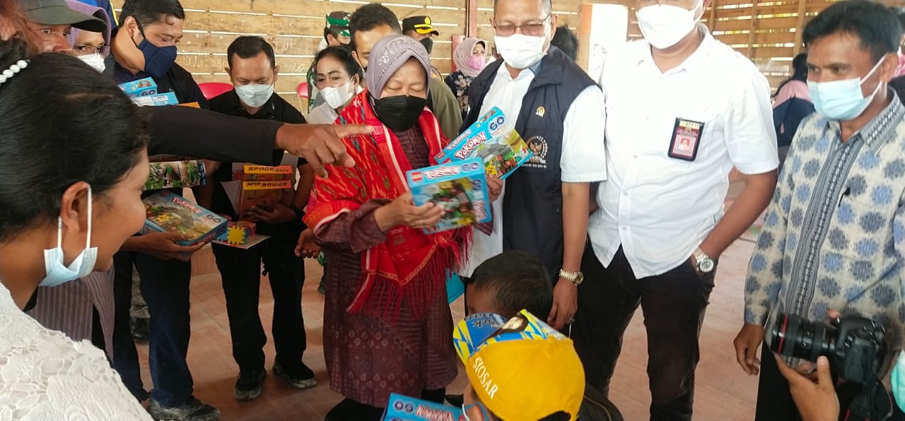Bupati Karo,Cory S Sebayang sambut Menteri Sosial RI Serahkan Bantuan  kepada Pengungsi Erupsi Gunung Sinabun