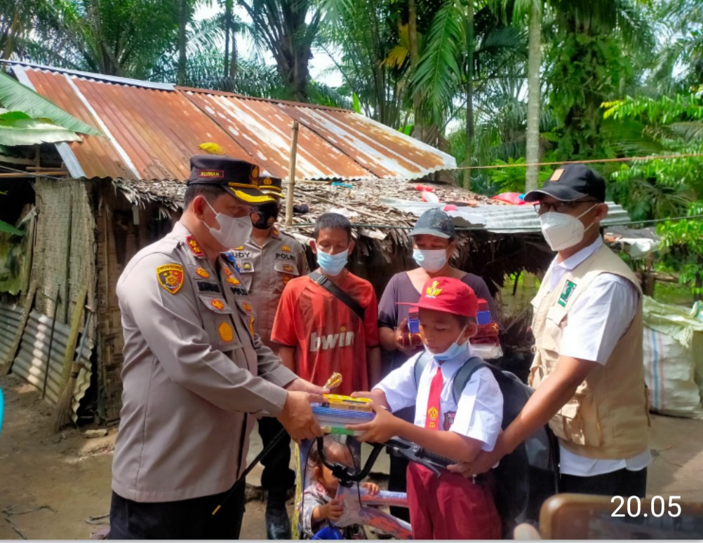 Sambangi Ridwan Pemulung Sampah, Kapolres Batu Bara Belikan Sepeda dan Sekolahkan Anaknya.
