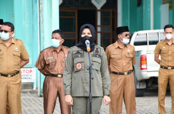 Wabup Atika Azmi Utammi Nasution Pimpil Apel ASN di Halaman Masjid Nur Alan Nur