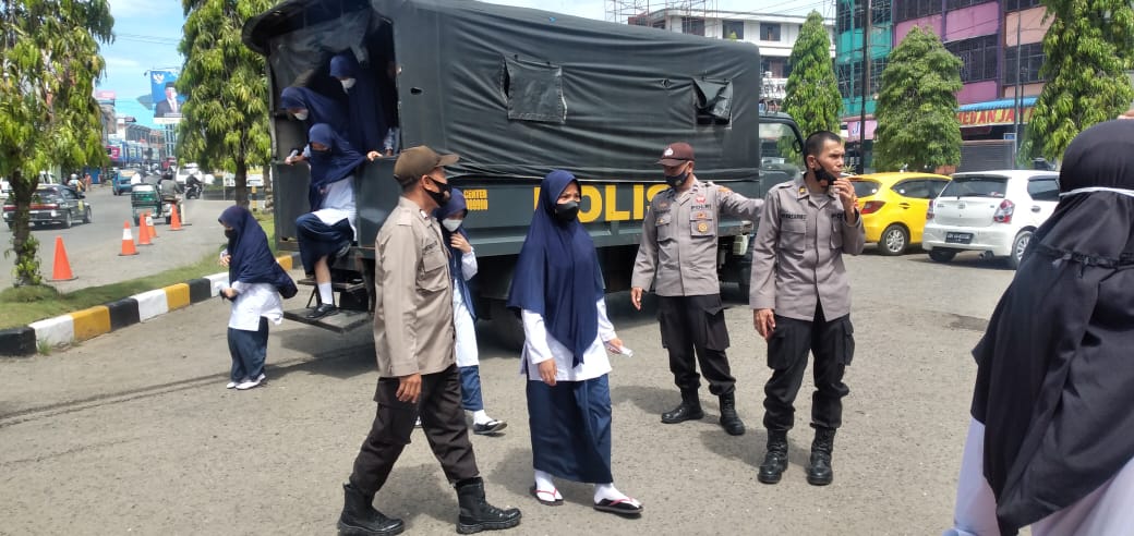 Jemput Bola Vaksinasi Tahap II Kepada Santri / wati, Pesantren Darul Ikhlas Ucapkan Terima Kasih dan Apresiasi Kinerja Kapolres