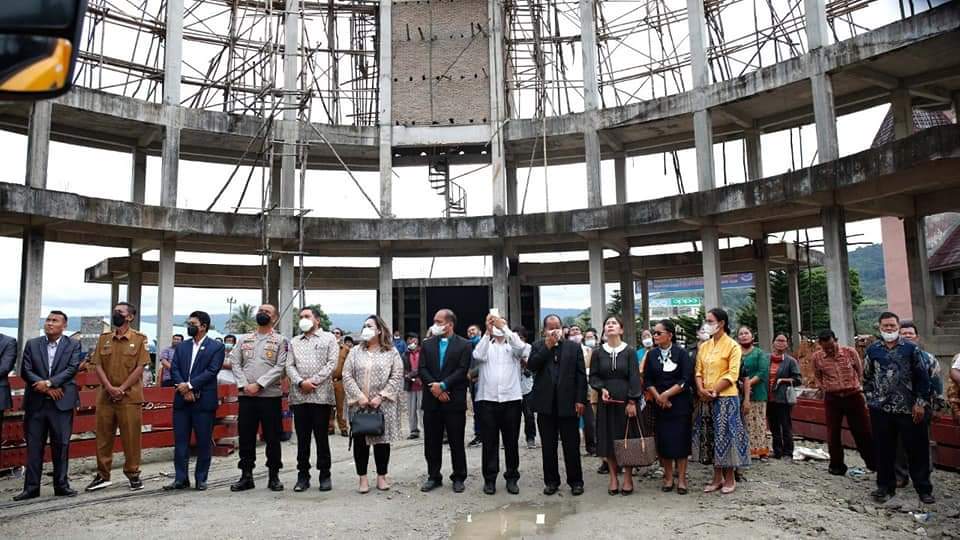Bupati Pakpak Bharat Sumbang 510 Sak Semen Untuk Pembangunan Gereja GKPPD Salak