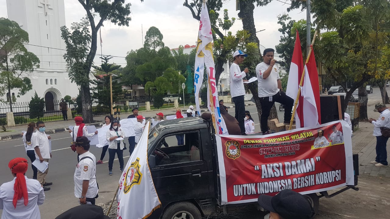 Ratusan Massa LSM PAKAR Minta Gubsu Copot Kadis Bina Marga dan Bina Konstruksi Sumut