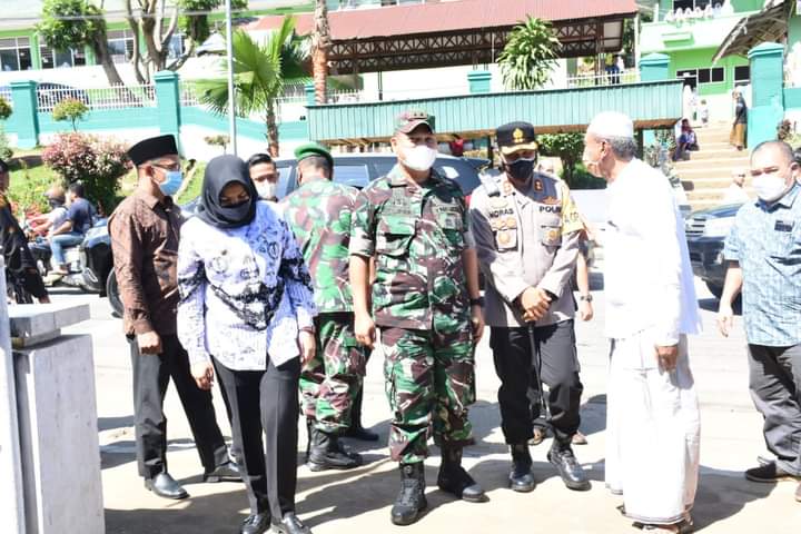 DANDIM 0212/TS & WABUP ATIKA TINJAU PELAKSANAAN VAKSINASI DI PONPES MUSTHAFAWIYAH