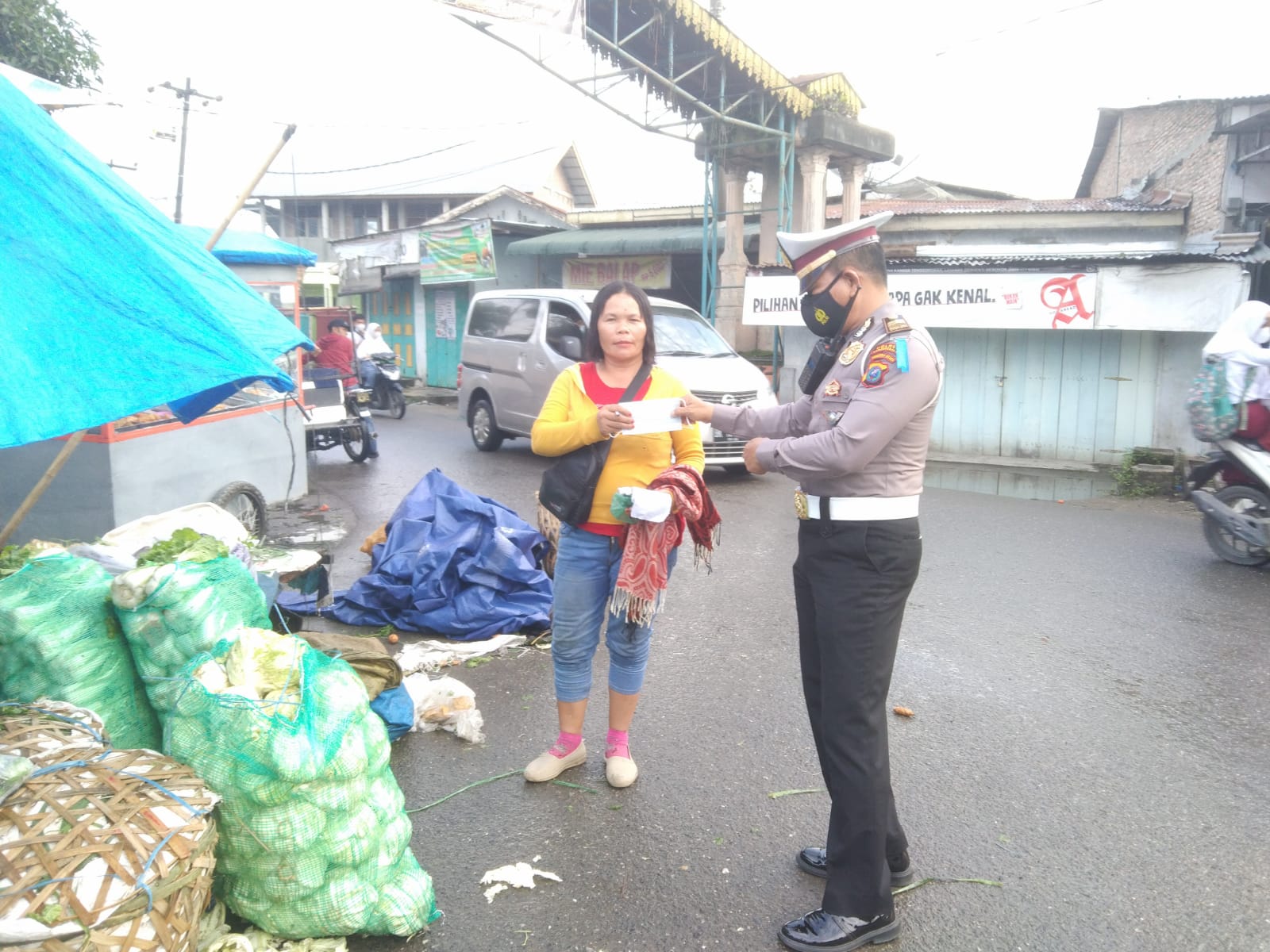 Sat Lantas Polres Tanjung Balai Bagikan Masker Secara Gratis