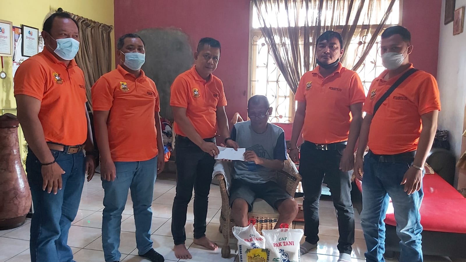 Jumat Barokah, Ketua Pewarta Jenguk Rudi Wartawan Waspada Sakit
