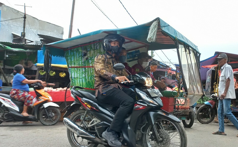 Tinjau Pasar Kapuas, Direksi PUD Pasar Naik Betor dan Adu Cepat Kukur Kelapa