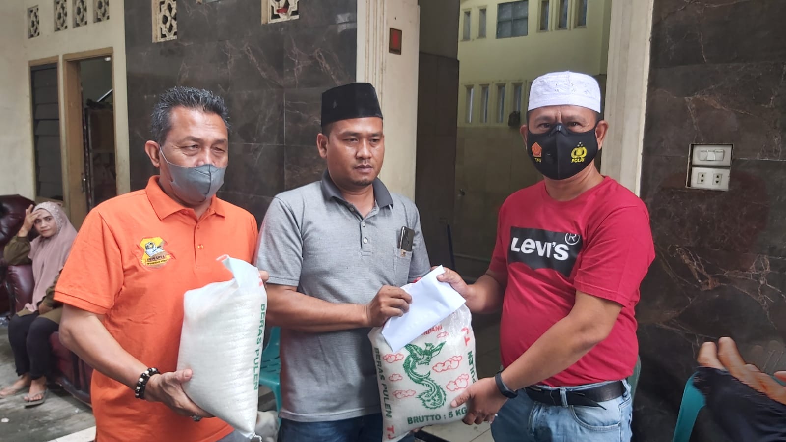 Ketua Pewarta Melayat dan Berikan Santunan Kepada Keluarga Orang Tua Wartawan Meninggal Dunia