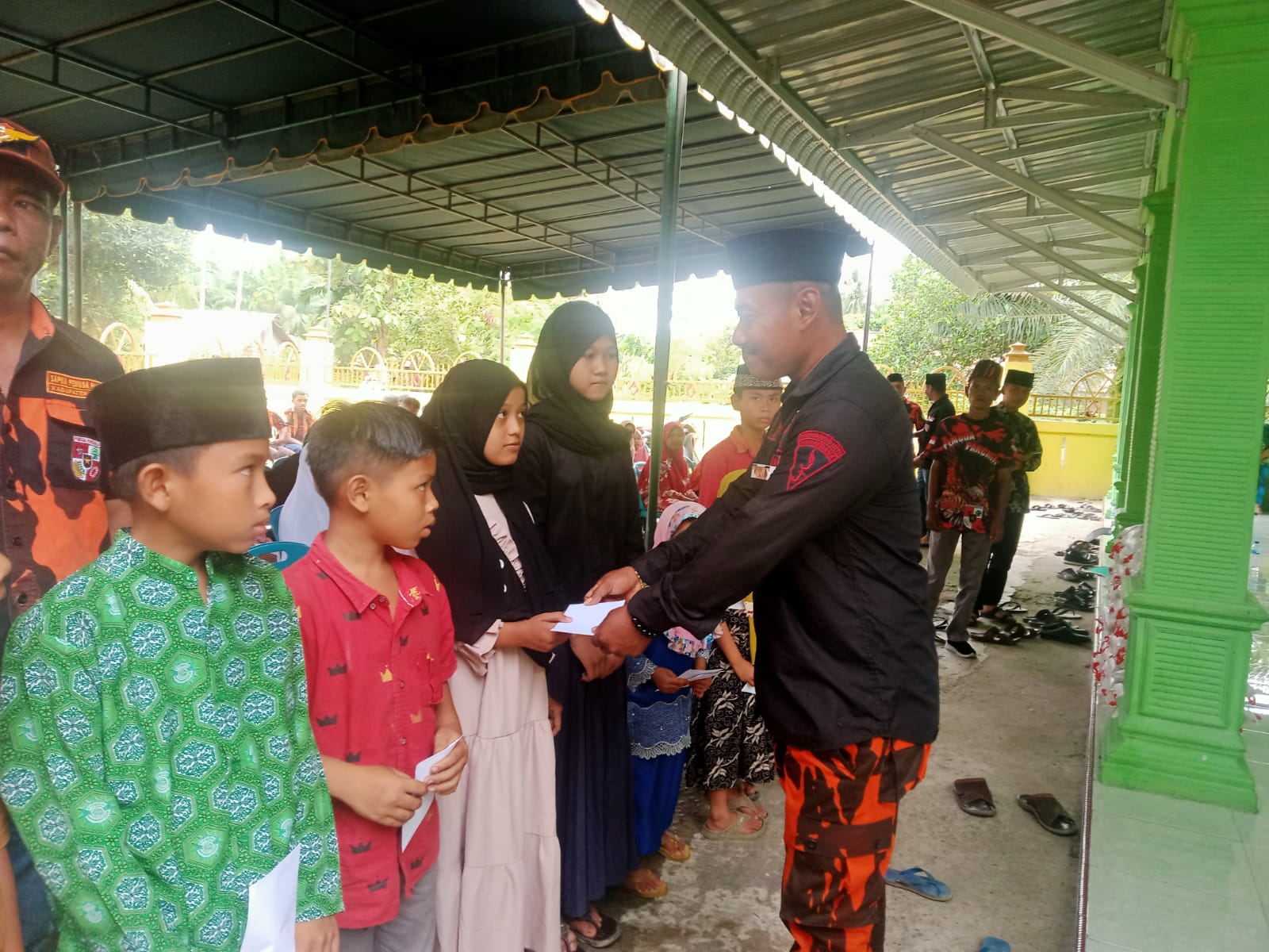Ranting Pemuda Pancasila Pasar Rawa Berbagi 50 Paket Sembako Dan Uang Kepada Anak Yatim Piatu Serta Kaum Duafa