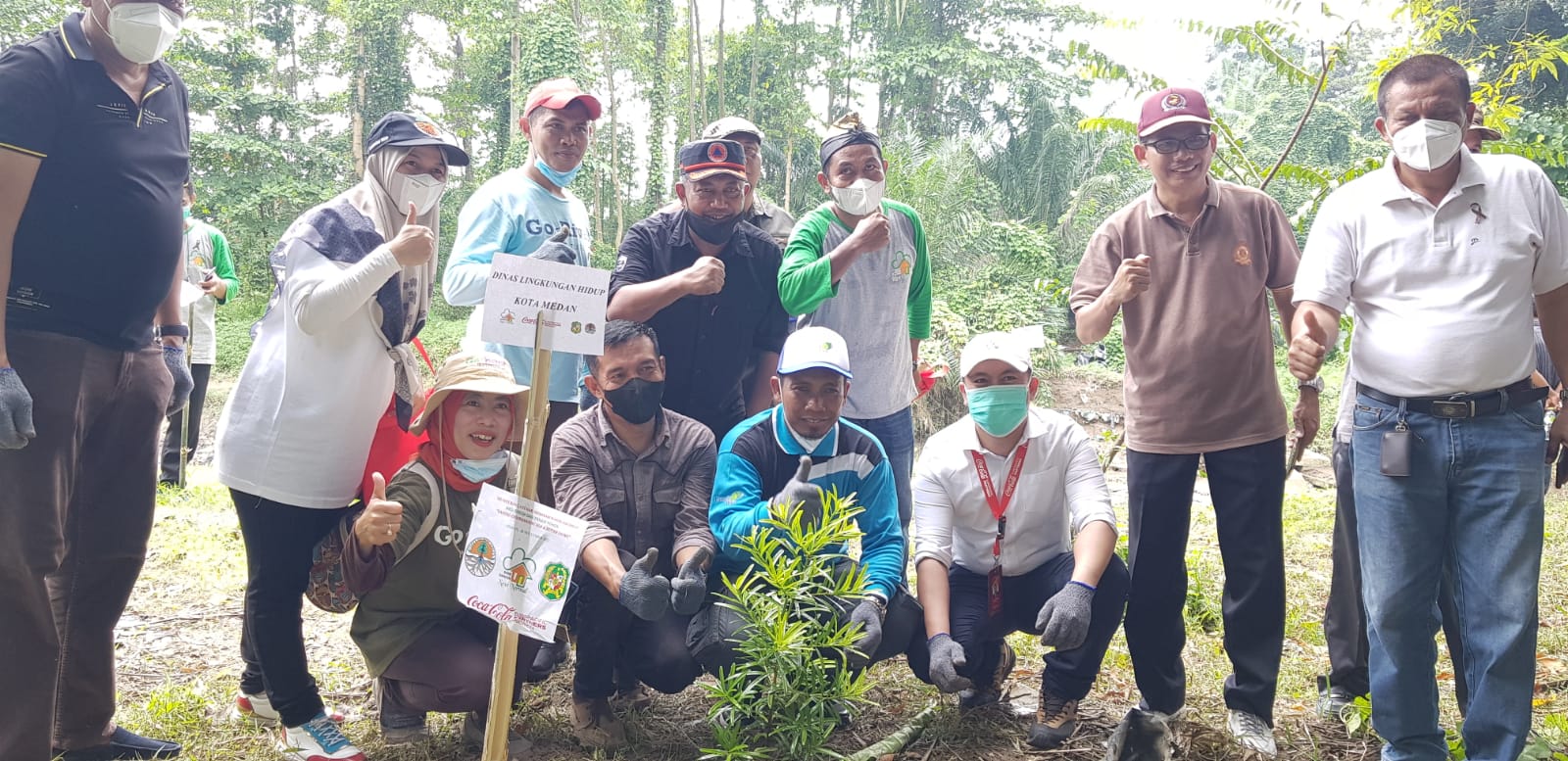 CCEP Indonesia, DLH Medan dan Bank Sampah Green Movemet Tanam Pohon dan Bersih Sungai