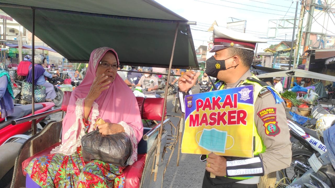 Personil Gabungan TNI-Polri dan Pemko Tanjung Balai Imbau Masyarakat dan Pelaku Usaha Patuhi Prokes