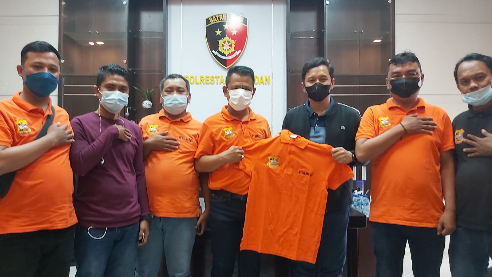 Wakasat Reskrim Polrestabes Medan Terima Baju Kaos Pewarta, AKP Adrian : Ke Depan Pewarta Semakin Eksis