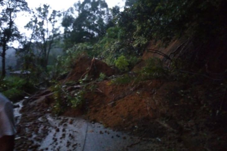 Jalan Medan-Berastagi terputus akibat   longsor, arus lalu lintas ditutup sementara