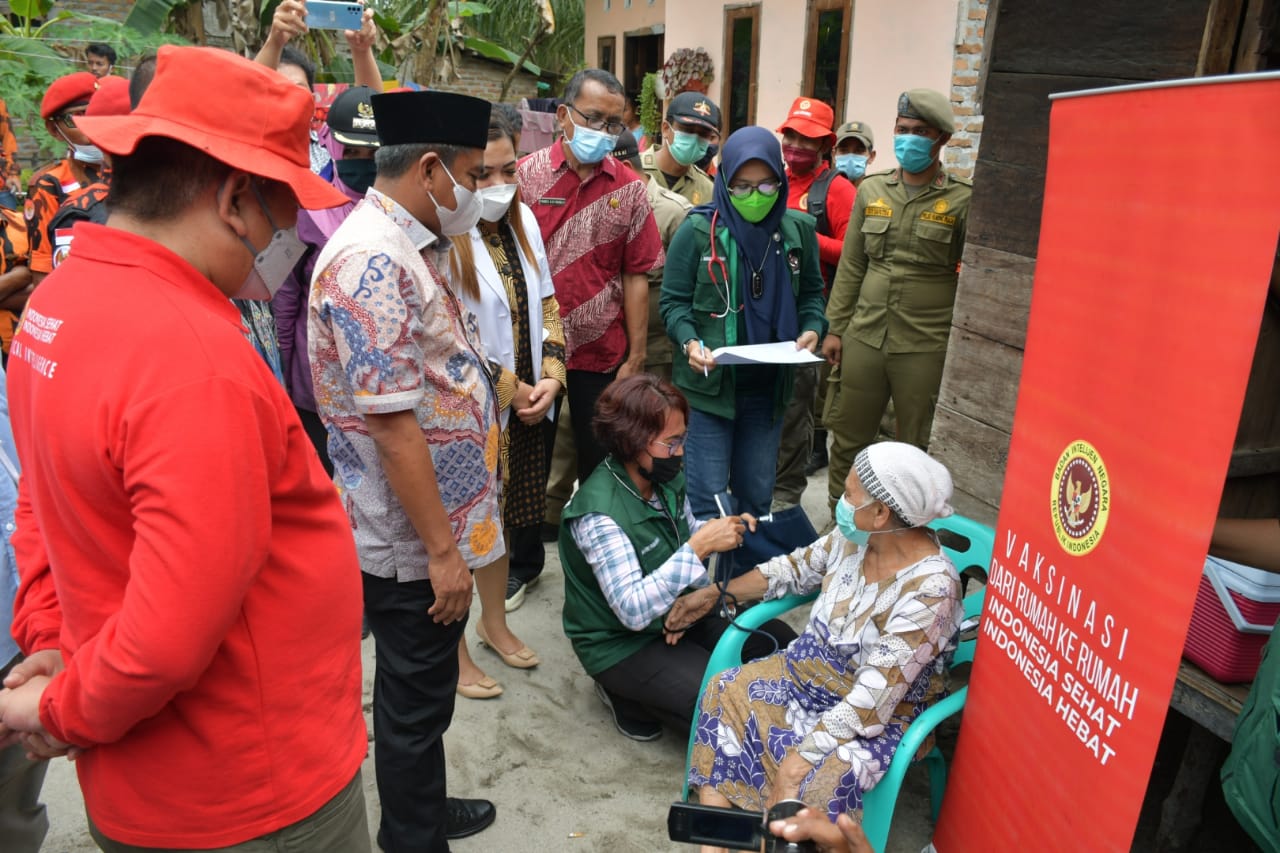 Kabinda Sumut dan Bupati Sergai Jemput Bola Vaksinasi Lansia Door to Door di Kecamatan Teluk Mengkudu