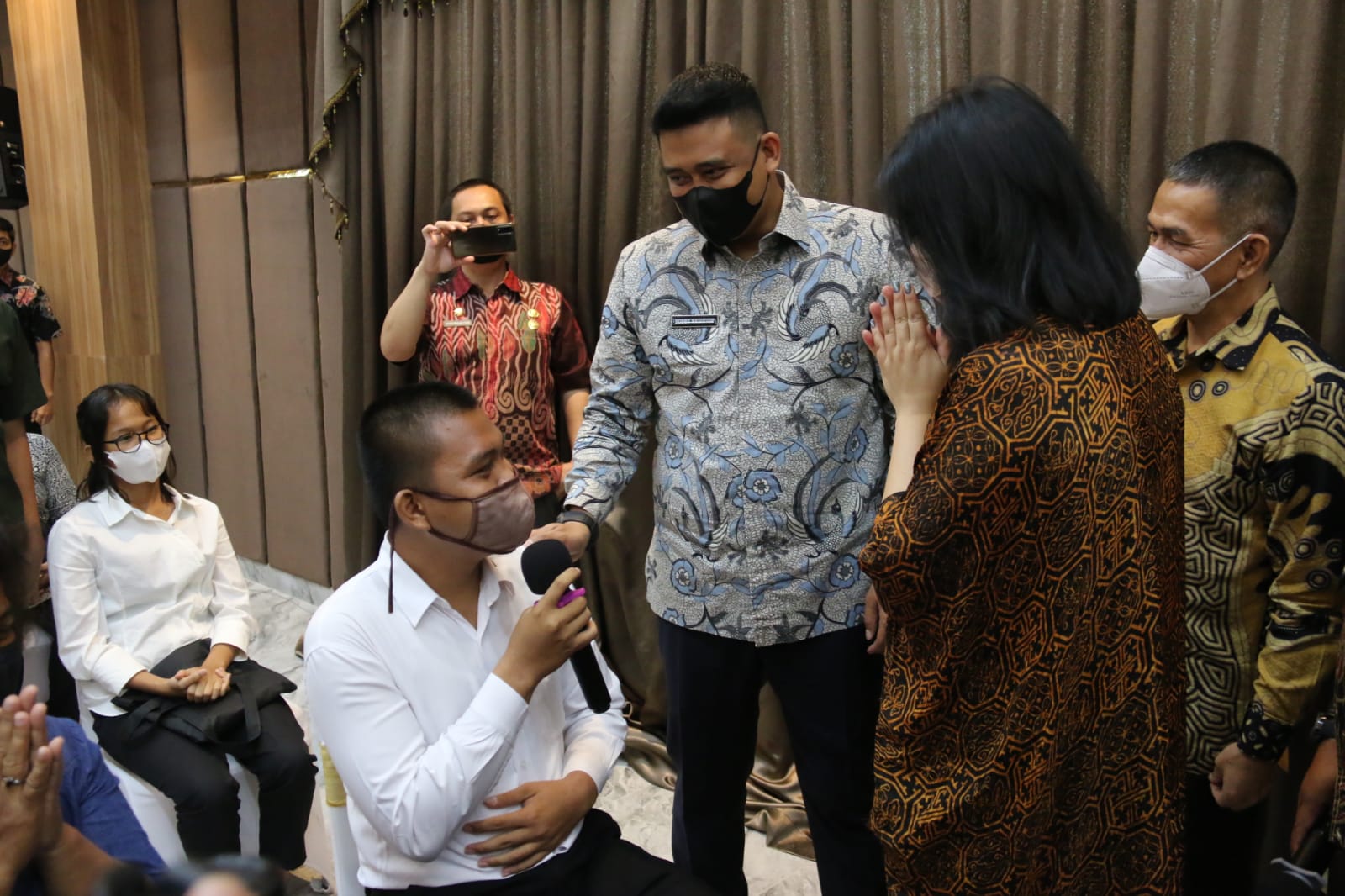 Serahkan Beasiswa Kepada 300 Orang Anak, Wali Kota Medan Ingatkan Untuk Terus Berbakti Kepada Orangtua