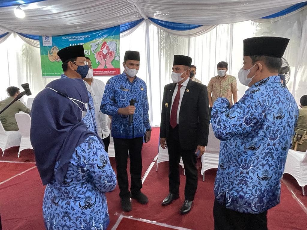 HUT KORPRI, PDAM Tirtanadi Laksanakan Donor Darah, Gubsu Edy Rahmayadi dan Dirut Kabir Bedi Sempat Ngobrol Ringan
