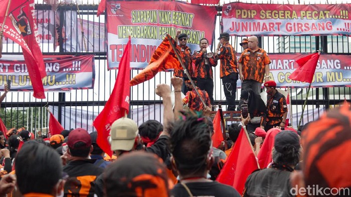 Massa Pemuda Pancasila Unjukrasa DPR RI Tuntut Junimart  Girsang  Mundur