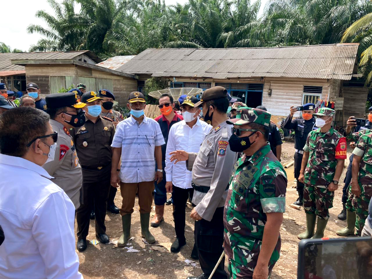 Tinjau Banjir Madina dan Serahkan Bantuan,  Edy Rahmayadi: Alhamdulillah Sudah Surut